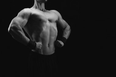 Güçlü atletik adam aidatı çıplak kas vücut