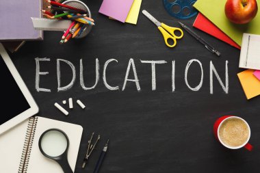 Tahtaya tebeşir ile yazılı eğitim