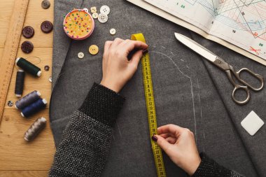 Moda Tasarımcısı dağınık masasında çalışma üzerinde Üstten Görünüm