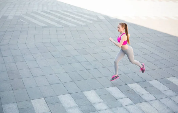 Mujer joven corriendo en el espacio de copia de la ciudad —  Fotos de Stock