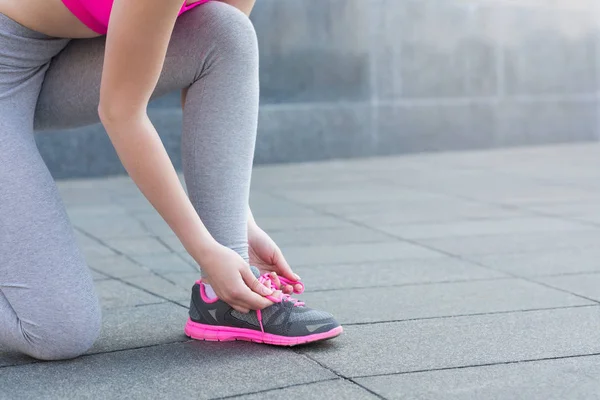 Mujer atando cordones zapatos antes de correr — Foto de Stock