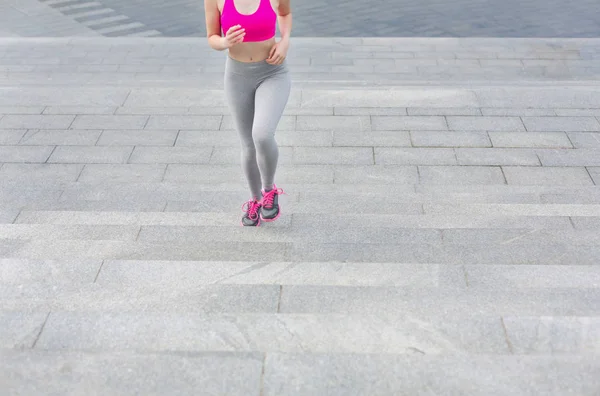 Mujer joven corriendo en el espacio de copia de la ciudad — Foto de Stock