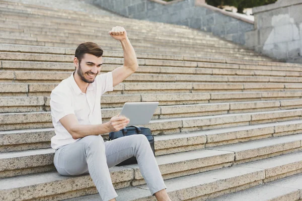 Hombre de negocios sonriente trabajando con la tableta al aire libre — Foto de Stock