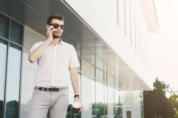 Confident businessman talking on phone — Stock Photo, Image