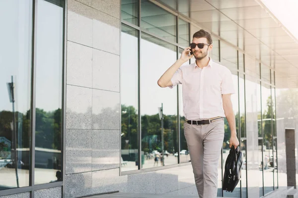 Homme d'affaires confiant parlant au téléphone — Photo