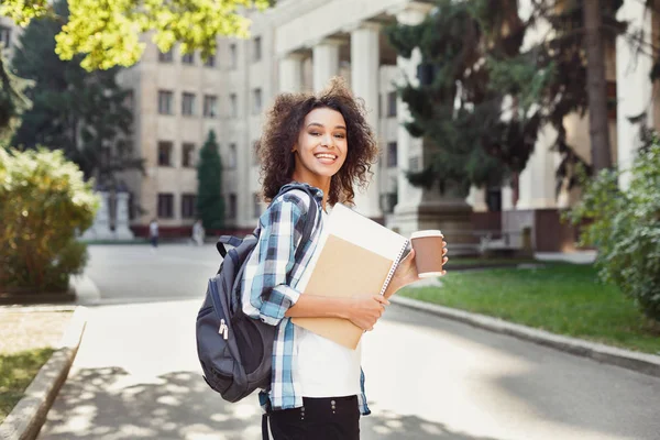 Student tjej med ryggsäck och arbetsböcker på Universitetshuset bakgrund — Stockfoto