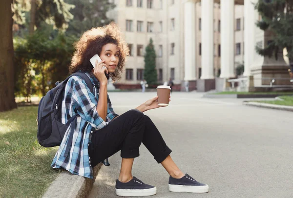 Student meisje met rugzak en mobiele Universiteit gebouw achtergrond — Stockfoto