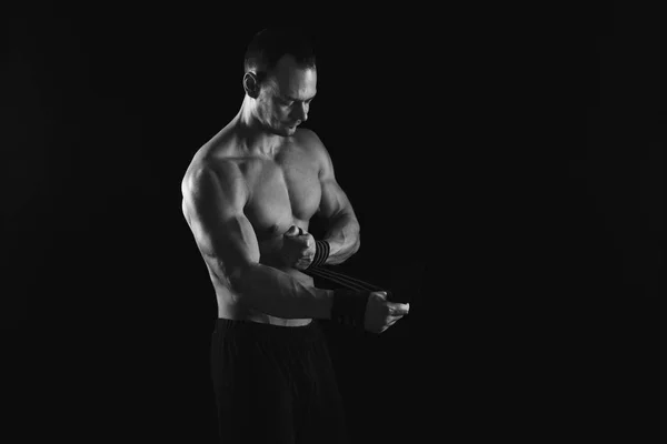 Boxeador atlético envolviendo las manos con vendaje de boxeo — Foto de Stock