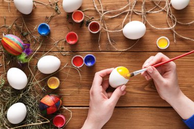 Resim renkli Paskalya yumurtaları, ahşap üzerine Üstten Görünüm