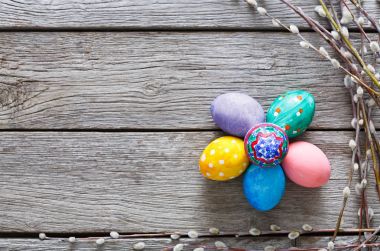 ahşap arka plan üzerinde renkli Paskalya yumurtaları