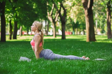 Kadın eğitim yoga Kobra poz açık havada