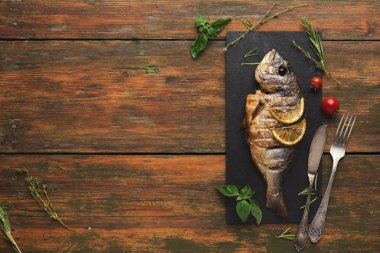 Bütün dorado ahşap üzerine limon dilimleri ile ızgara