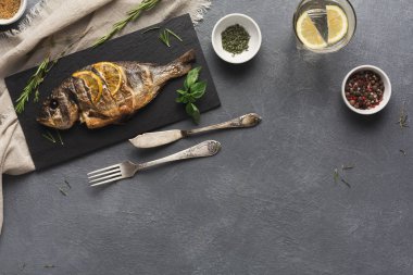 Bütün tablo limon dilimleri ile dorado ızgara