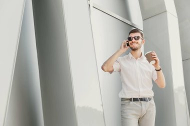 telefonda konuşurken kendinden emin iş adamı