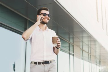 telefonda konuşurken kendinden emin iş adamı