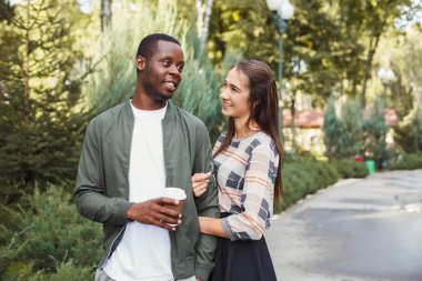 Mutlu çiftimiz parkta sarılma alanı Kopyala