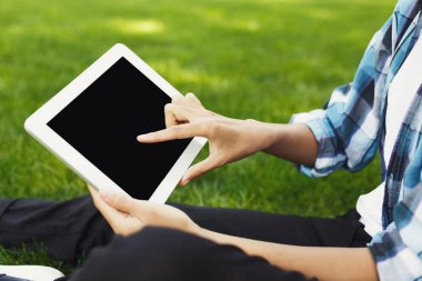 Tanınmayan kadın parkta dijital tablet kullanma