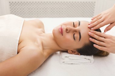 Kadın profesyonel yüz masajı spa salon de elde