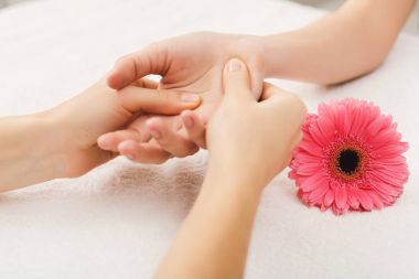 El masaj spa salonu beyaz havlu üzerinde