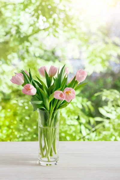 Fiori sfondo, tulipani rosa su sfondo giardino, spazio copia — Foto Stock
