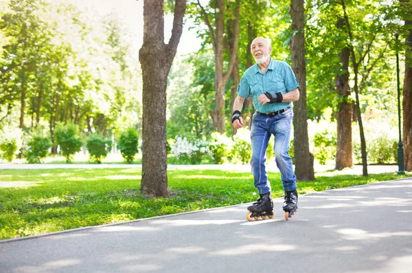 Senior mannen rullskridskoåkning utomhus — Stockfoto
