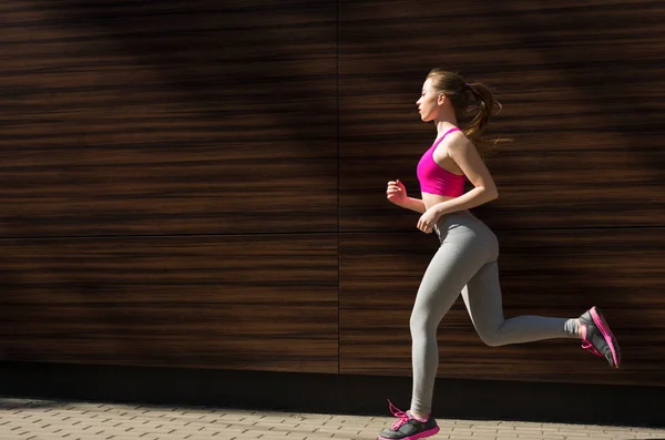 Mujer joven corriendo en el espacio de copia de la ciudad — Foto de Stock