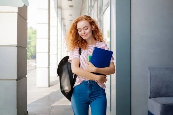 クラスに行く途中の赤毛の若い大学学生の女の子 — ストック写真