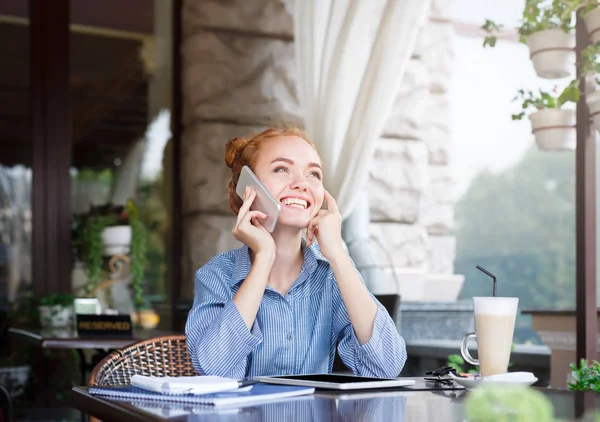 Genç Kızıl saçlı kız iş arama yapma