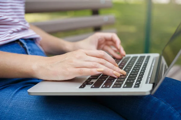 Tânăra studentă tastând pe laptop. Mâna feminină. Crop, closeup — Fotografie, imagine de stoc