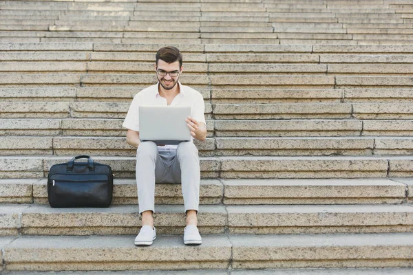 Genç işadamı dizüstü bilgisayar açık havada ile çalışma