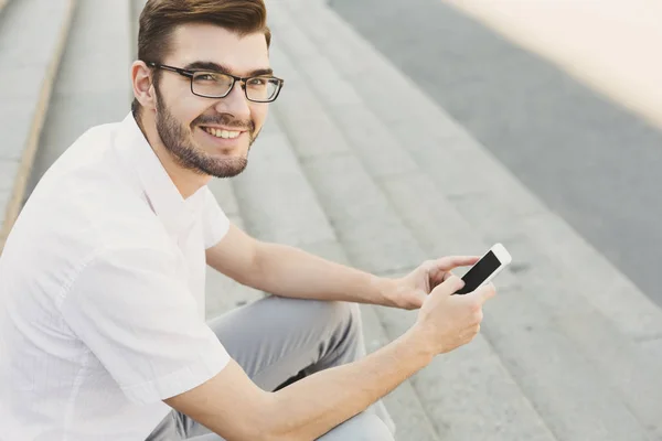 Jovem empresário com telefone celular ao ar livre — Fotografia de Stock