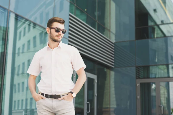 Retrato de joven empresario con confianza y estilo —  Fotos de Stock