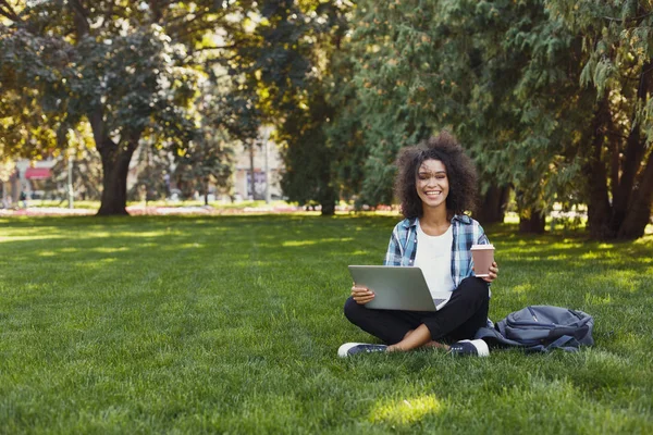 快乐的年轻女子使用笔记本电脑在公园 — 图库照片