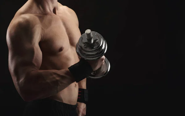 Fuerte atlético hombre con dumbbell muestra desnudo muscular cuerpo — Foto de Stock