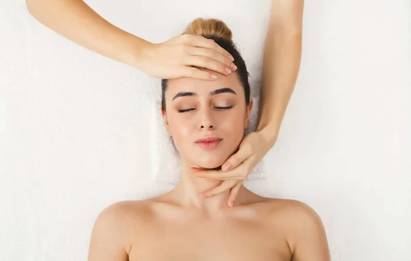 Mulher recebendo massagem facial profissional no salão de spa — Fotografia de Stock