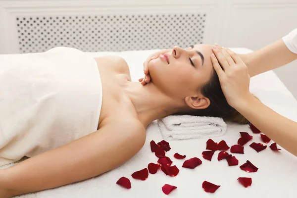 Kobieta coraz profesjonalny masaż twarzy w salonie spa — Zdjęcie stockowe