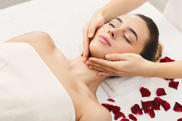 Donna ottenere massaggio facciale professionale al salone di bellezza — Foto Stock