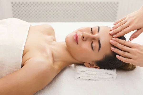 Kvinna får professionell ansiktsbehandling massage på spasalong — Stockfoto