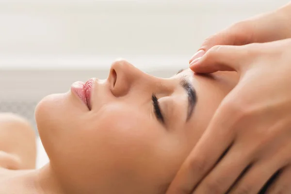 Femeie obtinerea masaj facial profesionist la salonul de înfrumusețare — Fotografie, imagine de stoc