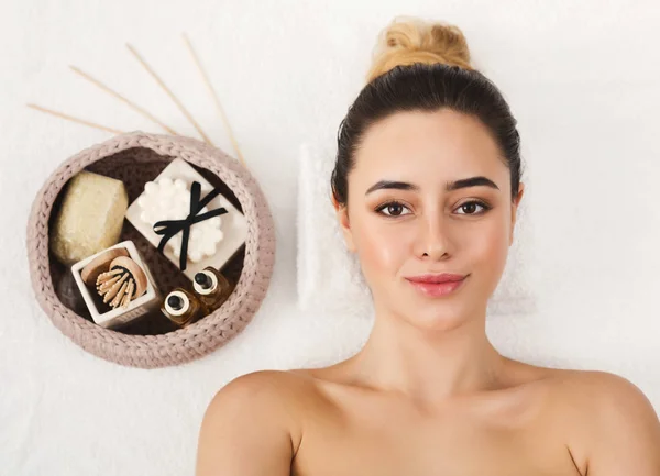 Mulher pronta para receber massagem facial clássica no spa — Fotografia de Stock