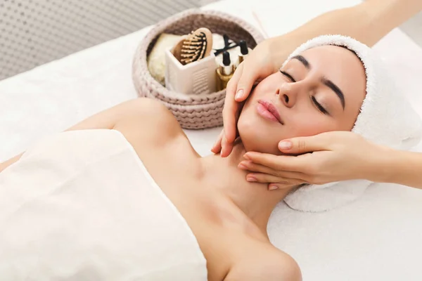 Mujer recibiendo masaje facial profesional en el salón de spa —  Fotos de Stock