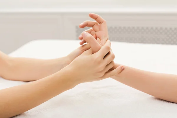 Χέρι μασάζ closeup, acupressure — Φωτογραφία Αρχείου