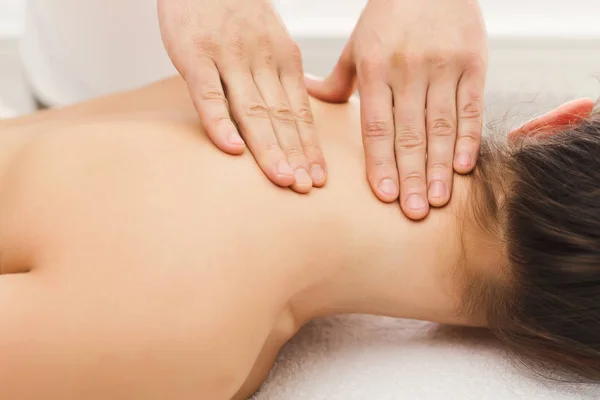 Vrouw terugkrijgen van klassieke en nek massage — Stockfoto