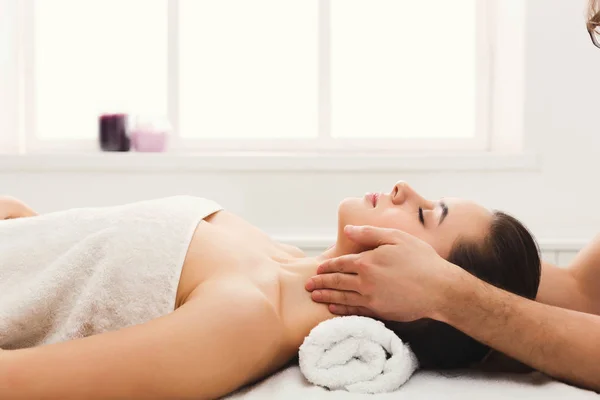 Femme obtenir massage facial professionnel au salon de beauté — Photo