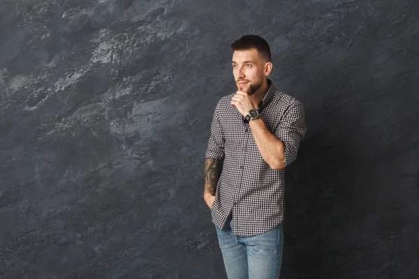 Schöner lächelnder Mann posiert im Studio — Stockfoto