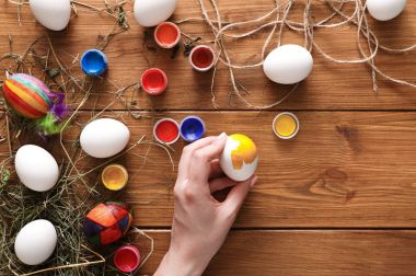 Resim renkli Paskalya yumurtaları, ahşap üzerine Üstten Görünüm