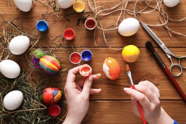 Resim renkli Paskalya yumurtaları, ahşap üzerine Üstten Görünüm