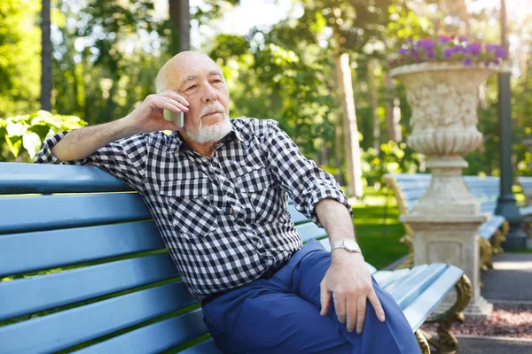 Hombre mayor con móvil al aire libre —  Fotos de Stock