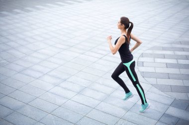 Genç kadın şehir kopya uzayda koşu