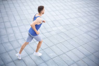 Genç adam şehir kopya uzayda koşu